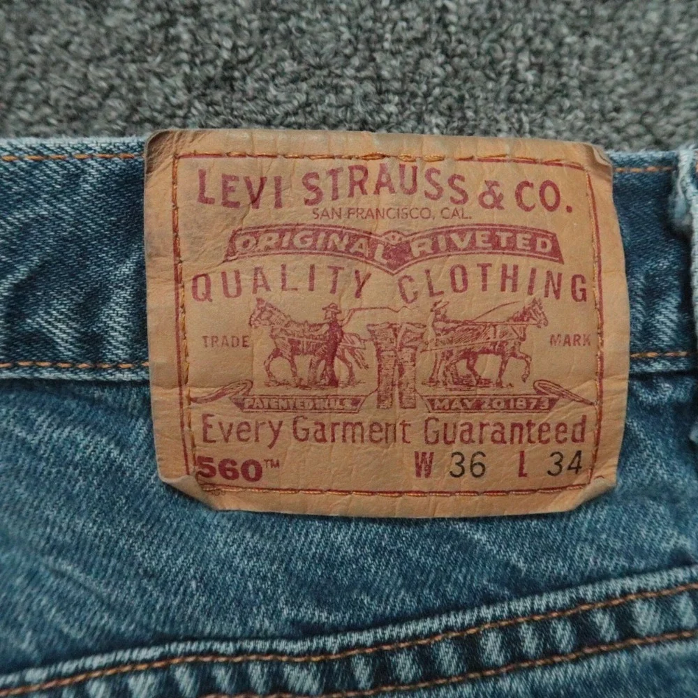 VINTAGE Levis Jeans Mens 34x34 Blue 560 Loose Fit Tapered Leg USA Y2K